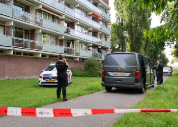 Persoon valt van flat in Schalkwijk, verdachte aangehouden