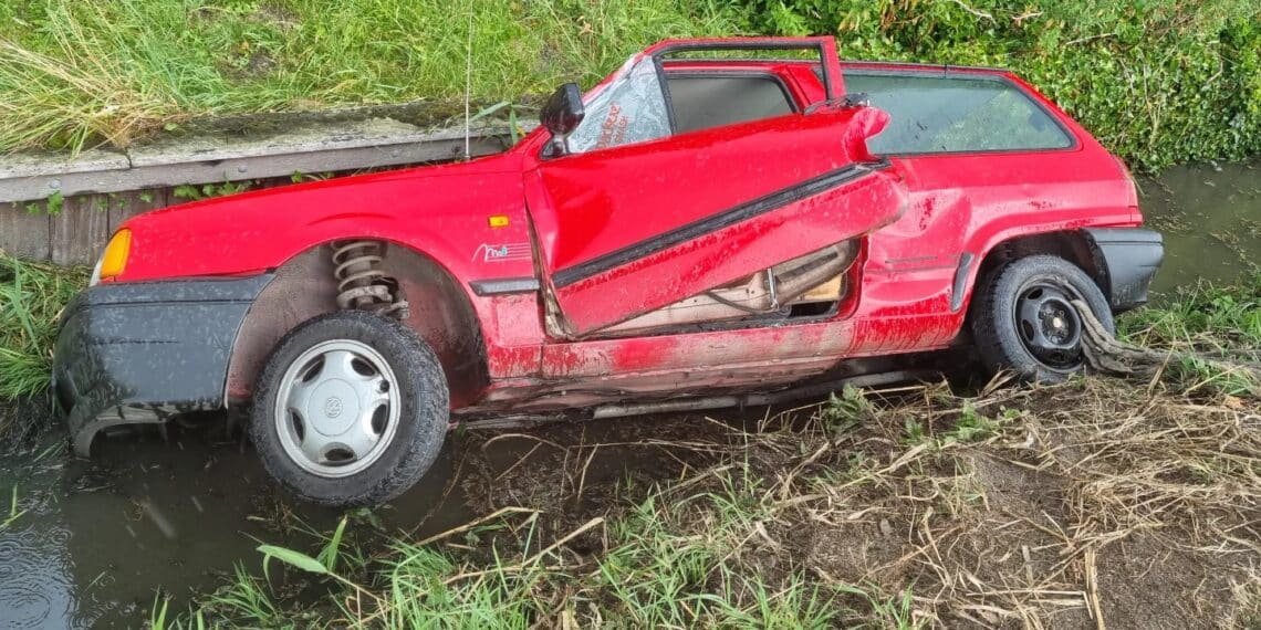 Dronken rit eindigt in sloot bij Spaarndam, viervoeters blokkeren redding
