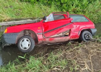 Dronken rit eindigt in sloot bij Spaarndam, viervoeters blokkeren redding