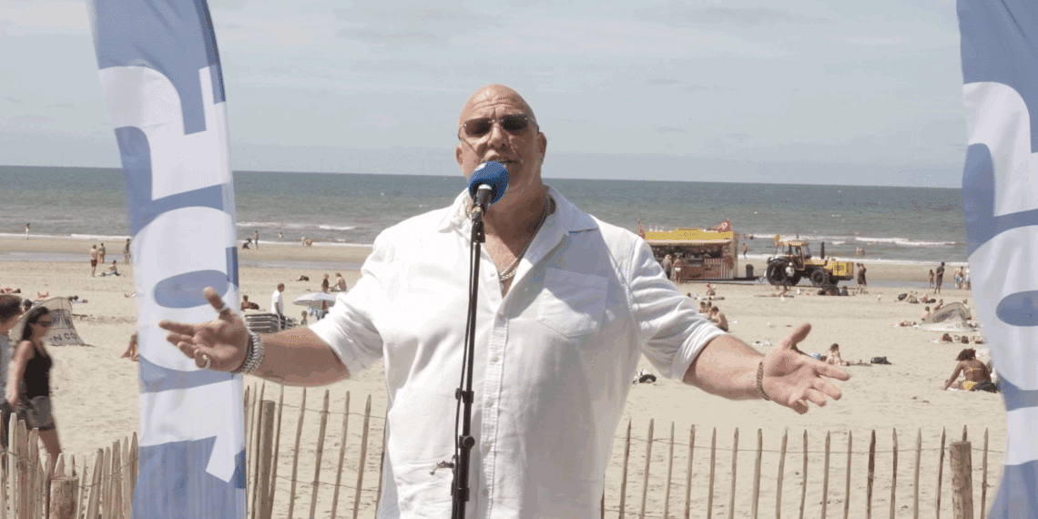105 Aan Zee: zanger Bernardo treedt live op in Zandvoort aan Zee