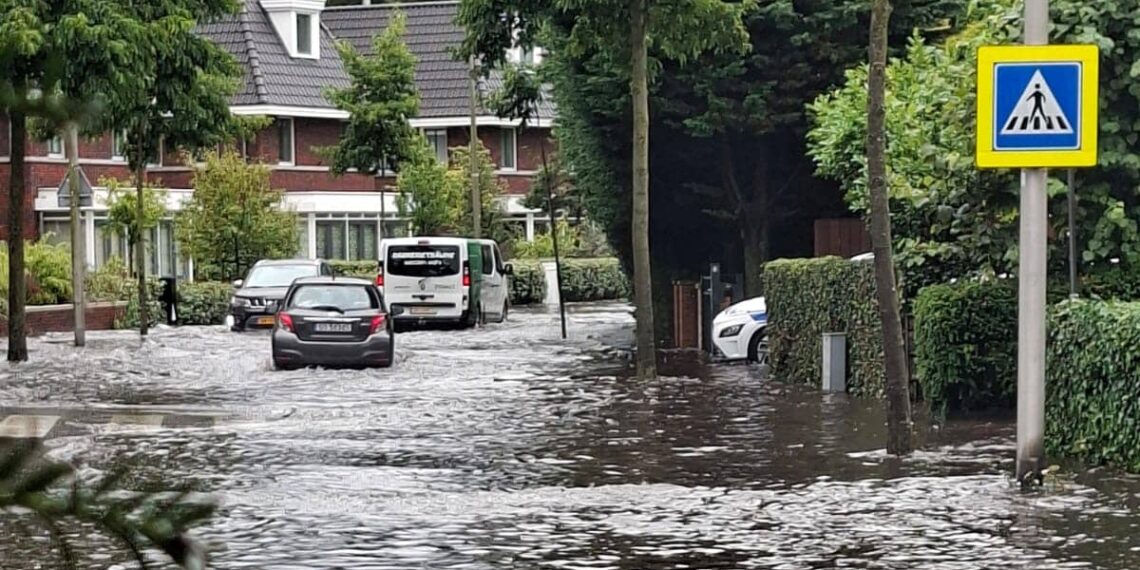 Ondergelopen straten en kelders door noodweer in Zandvoort: ‘Kort maar hevig’