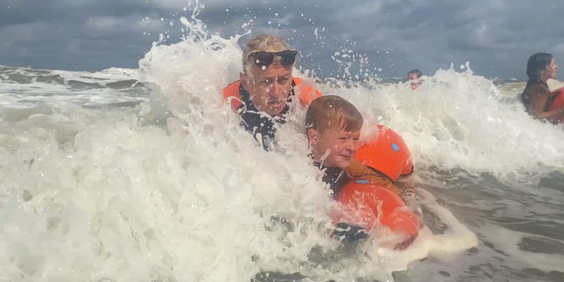 Lessen over gevaren in zee voor jongeren weer gestart: ‘Dit is onze achtertuin’