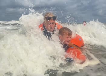 Lessen over gevaren in zee voor jongeren weer gestart: ‘Dit is onze achtertuin’