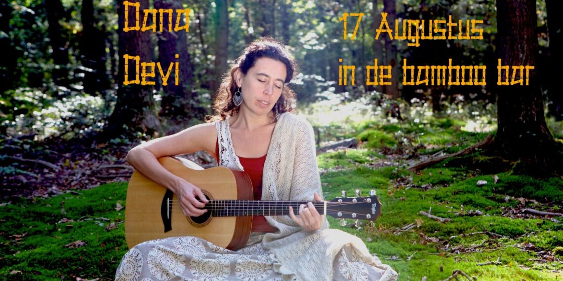 Dana Devi treedt op in de Bamboobar van Tuinvereniging Eigen Tuin