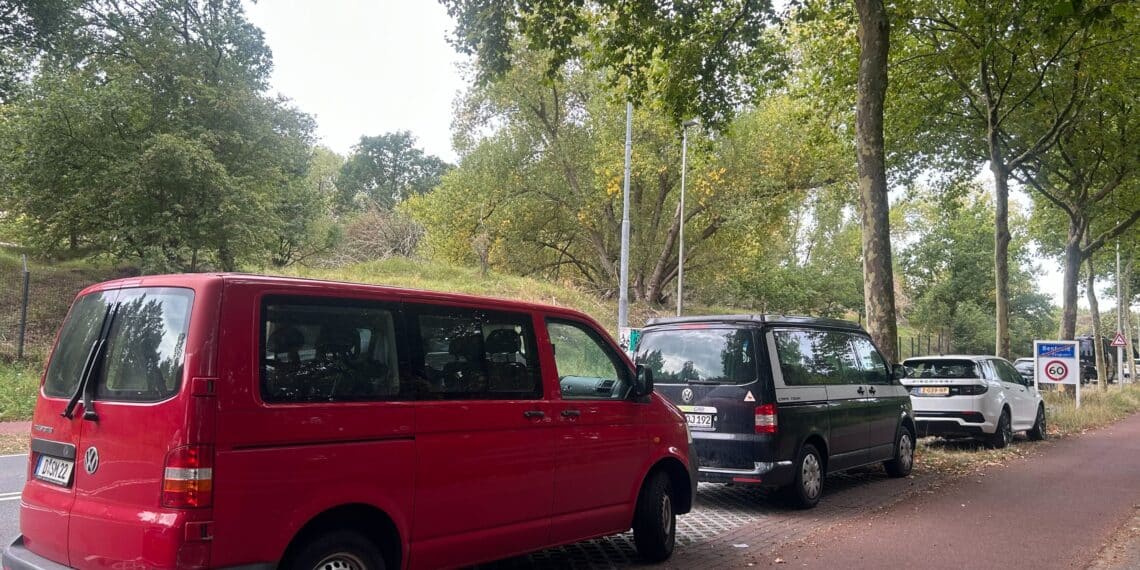 Gevolgen parkeerbeleid Zandvoort merkbaar in Bentveld: ‘Parkeeroverlast door toeristen enorm’