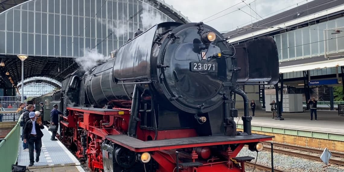 Historische stroomtrein op station Haarlem: ‘Kippenvel toen ik het zag’