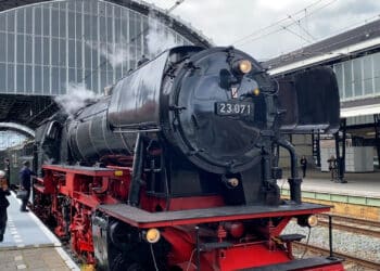 Historische stroomtrein op station Haarlem: ‘Kippenvel toen ik het zag’
