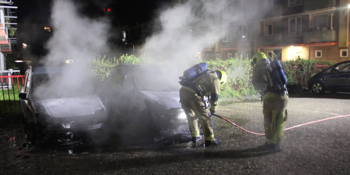 Twee auto’s in vlammen op aan Polenstraat