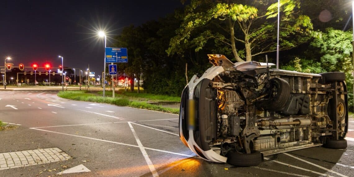 Man onder invloed belandt met busje op z’n kant op Kleverlaan