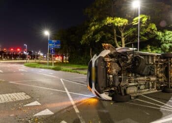 Man onder invloed belandt met busje op z’n kant op Kleverlaan