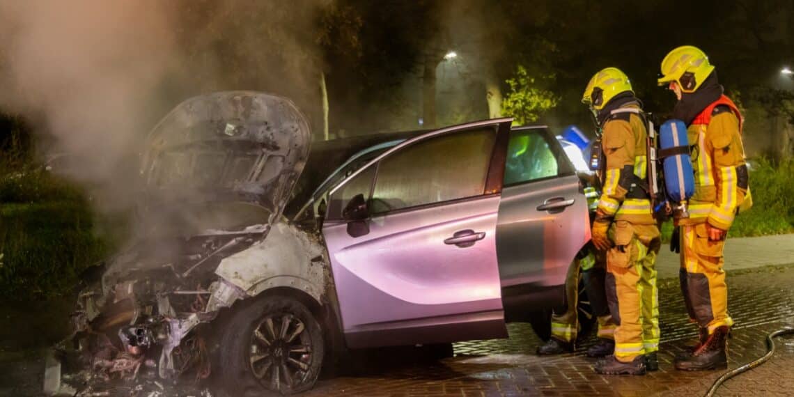 Auto zwaar beschadigd bij brand in Schalkwijk