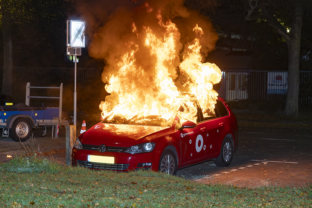Autobrand op parkeerterrein aan Planetenlaan in Haarlem