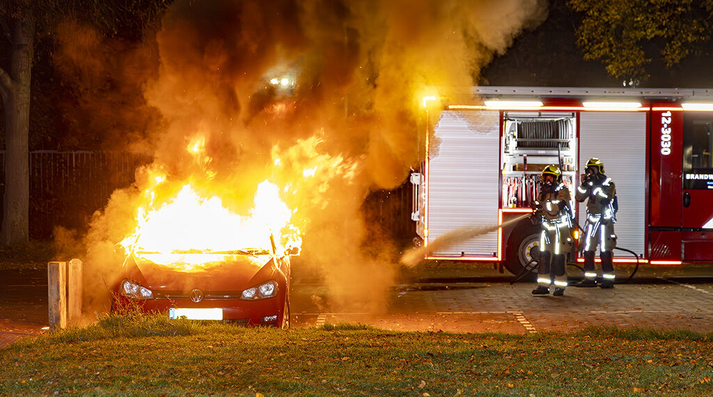 Auto zwaar beschadigd bij brand op Planetenlaan in Haarlem-Noord