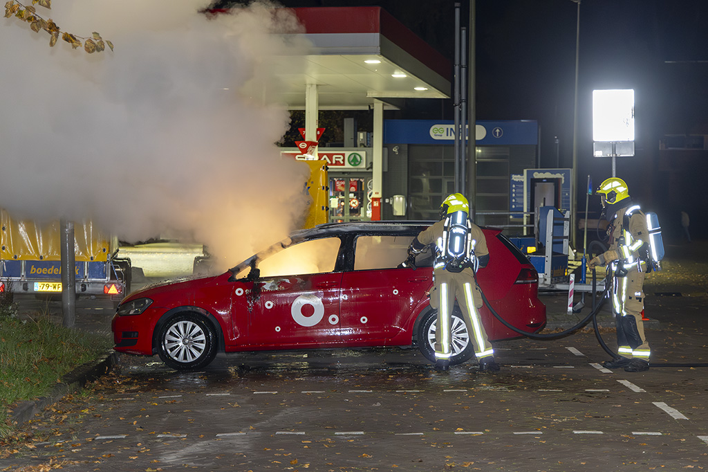 Autobrand op parkeerterrein aan Planetenlaan in Haarlem