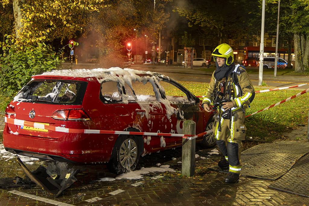 Autobrand op parkeerterrein aan Planetenlaan in Haarlem