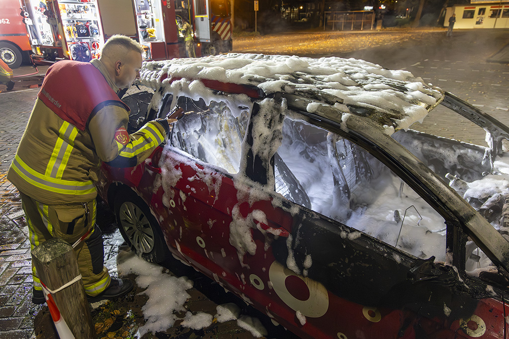Autobrand op parkeerterrein aan Planetenlaan in Haarlem