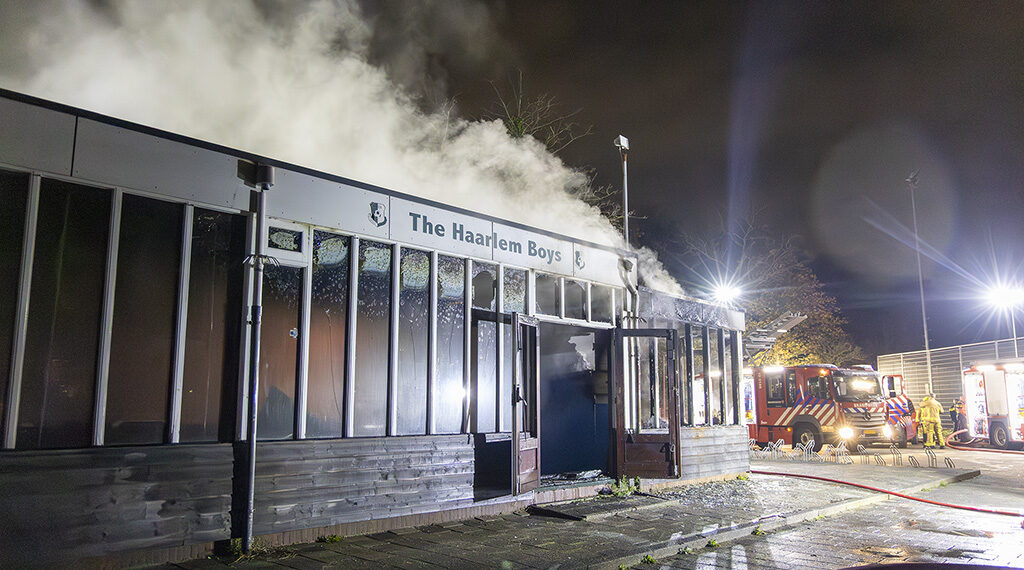 Veel schade bij clubhuis Haarlemse voetbalvereniging na brand