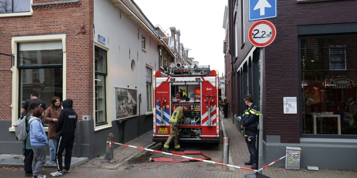 Brand in dak van woning aan Klein Heiligland in Haarlem