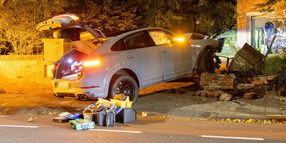 Verdachten crashen tegen voorgevel woning na mislukte beroving in Zandvoort