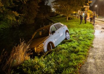 Beschonken bestuurder vliegt uit de bocht in Overveen