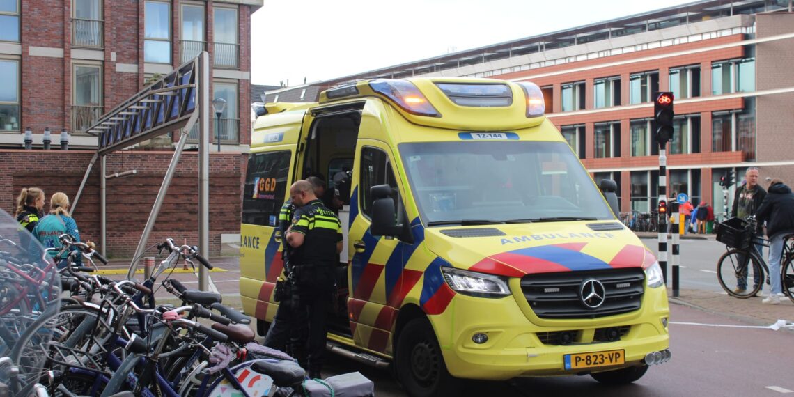 Fietser moet uitwijken en wordt aangereden door auto op Zijlvest