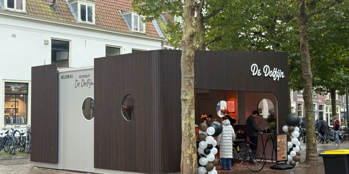 Viskraam de Dolfijn opent met vaste kiosk op Botermarkt: ‘Nieuw begin voor mijn dochter’
