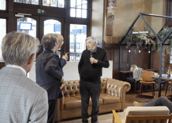 Maarten van Rossem opent nieuw museum voor toegepaste kunst op station Haarlem