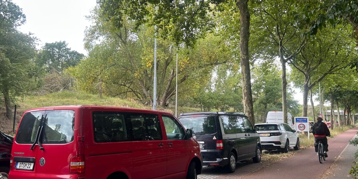 Wethouder start pilot tegen parkeeroverlast Bentveld, voor kerst nieuwe borden geplaatst: ‘Proef van een jaar’