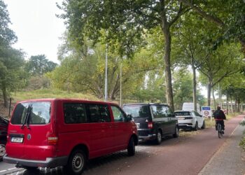 Wethouder start pilot tegen parkeeroverlast Bentveld, voor kerst nieuwe borden geplaatst: ‘Proef van een jaar’