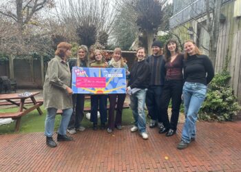 Opbrengst festivalbier No More naar Blijf Groep, nieuwe actie op kerstavond: ‘Kunnen veel doen van dit bedrag’