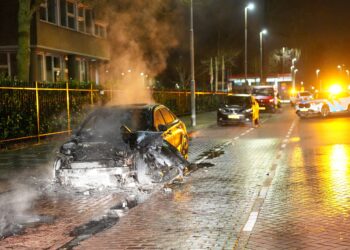 Vier auto’s in één nacht in brand in Haarlem, politie onderzoekt brandstichting