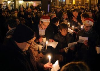 Organisatie Kerstnachtzang stopt na 50 jaar op het Nieuwe Kerksplein: ‘Niemand wil het overnemen’