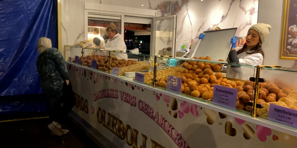 Vroege start oliebollenverkoop in Haarlem: ‘Verstand op nul en doorgaan’