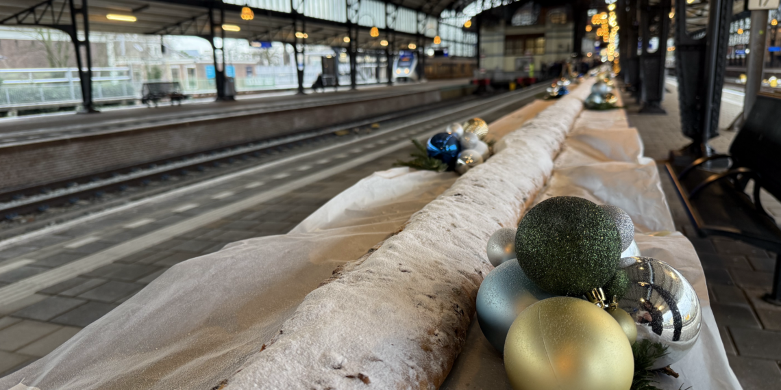 Grootste kerststol ter wereld gedoneerd aan voedselbank: ‘Delen we volgende week uit’