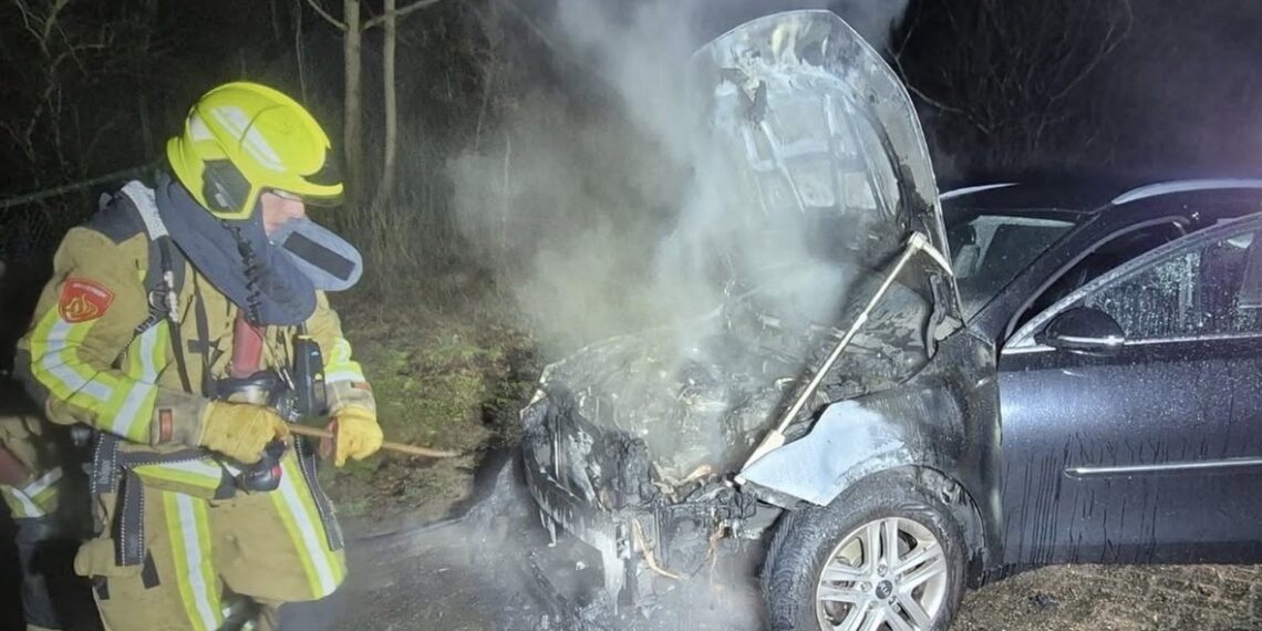 Auto vliegt in brand door technisch mankement in Zandvoort
