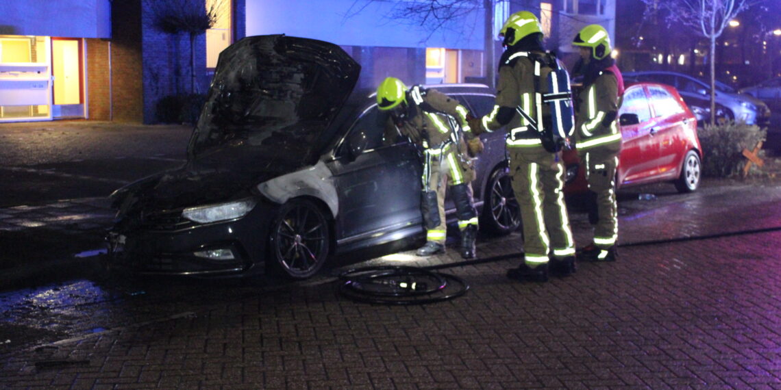 Taxi vliegt in brand in Schalkwijk