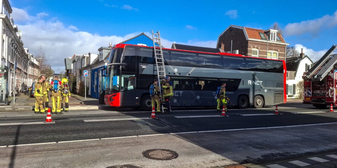 Brand op dak van dubbeldekker in Haarlem