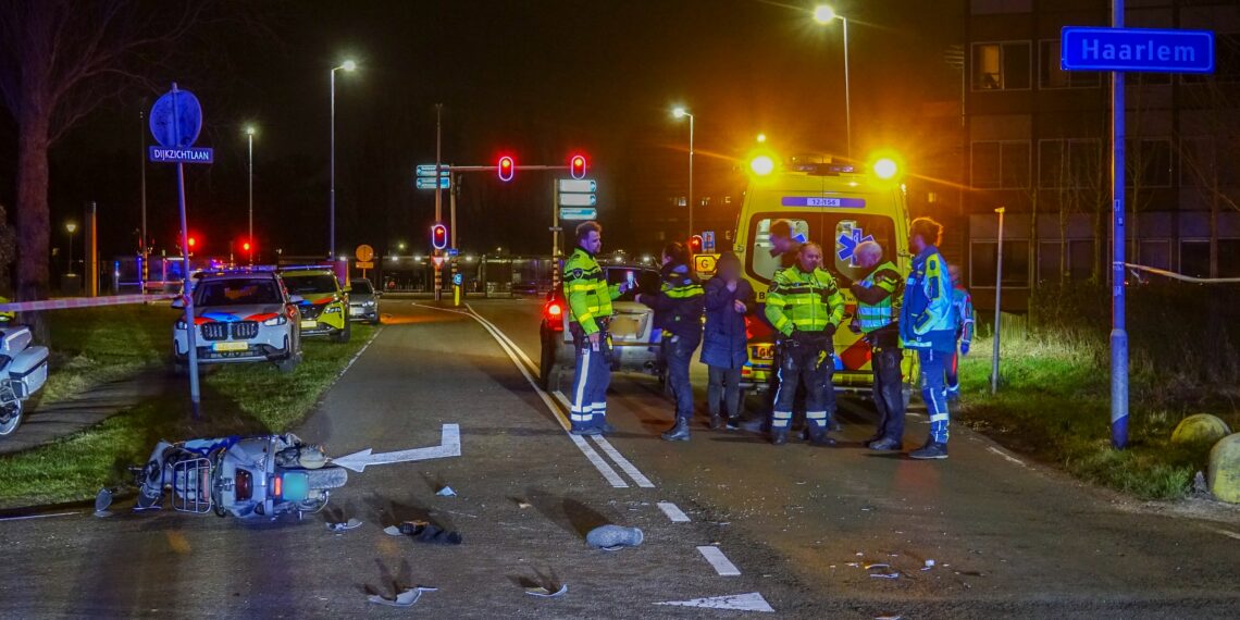 Scooterrijders gewond na botsing met auto in Haarlem-Noord