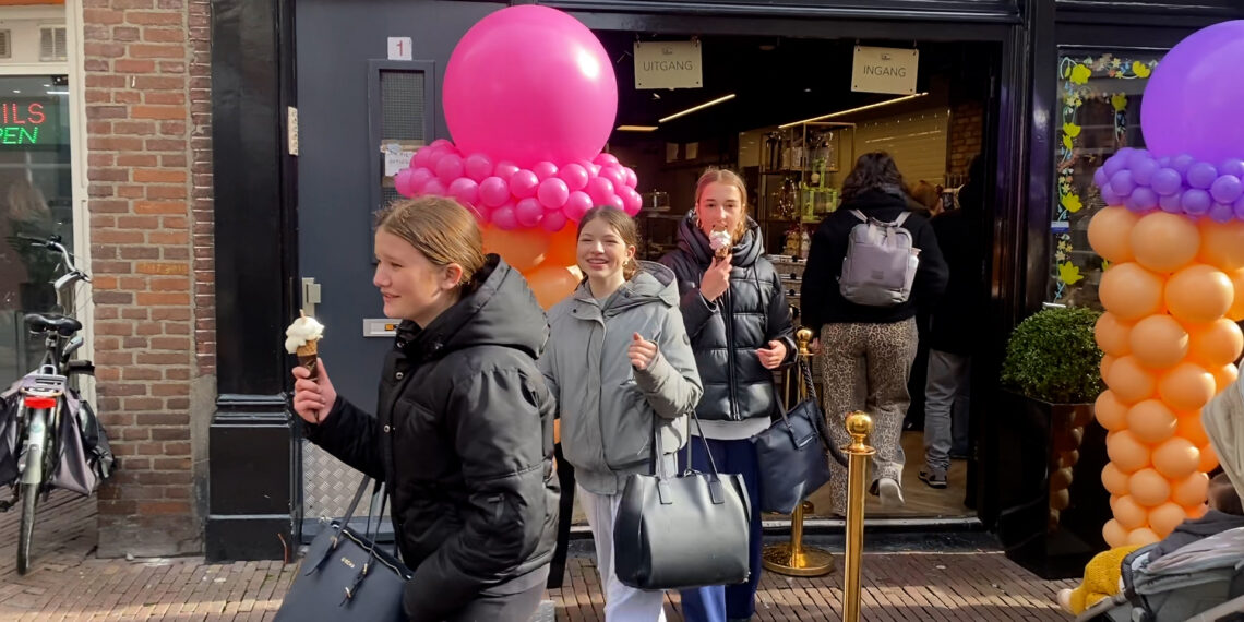 Gratis ijsjes voor seizoensopening: ‘Staan hier al twee uur te wachten’